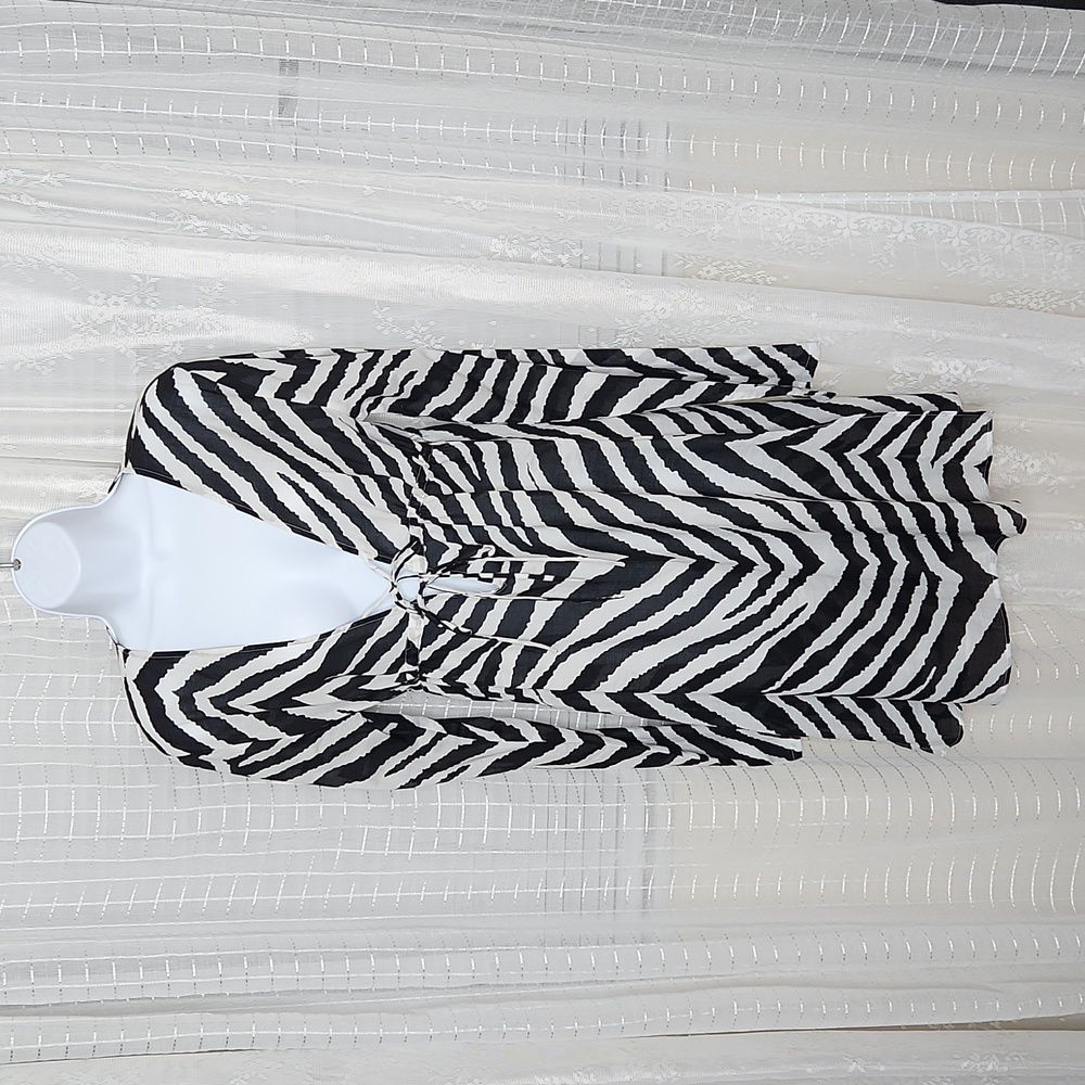 2/$25 or 3/$30Echo Zebra Print Long Sleeve Key Hole Tunic Swim Suit Cover-Up SzM
